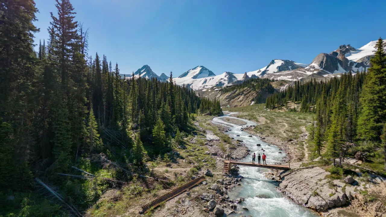 Opening view of the Mistaya Lodge 360 tour