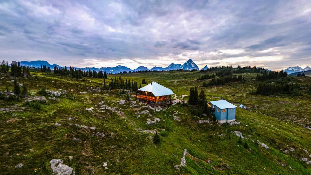 Opening view of the Purcell Mountain Lodge 360 tour